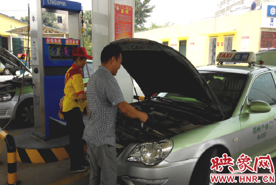 服務(wù)區(qū)設(shè)有四機(jī)八槍加氣設(shè)備，日供氣量4萬(wàn)立方米，可以同時(shí)給8臺(tái)出租車加氣。