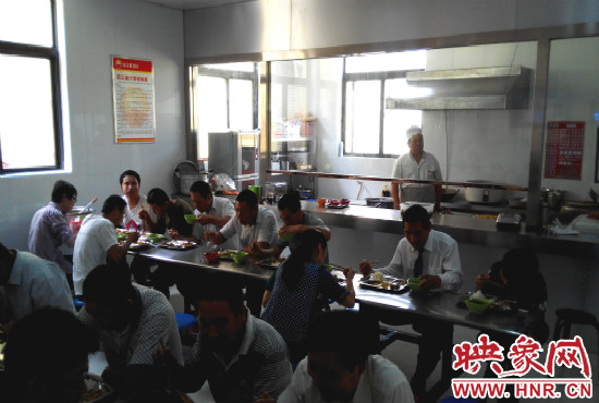 剛到中午，餐廳里就坐滿了加氣之后吃飯的的哥。