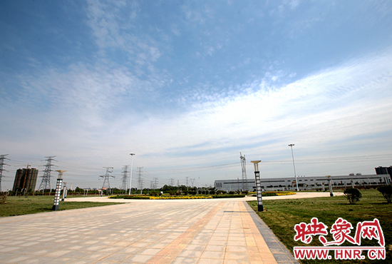 鄭州西站前的廣場(chǎng)綠化已經(jīng)完工