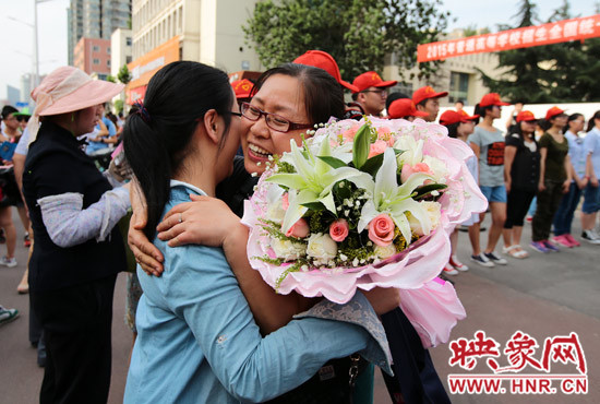 考試結(jié)束，考生與家長(zhǎng)深情的擁抱