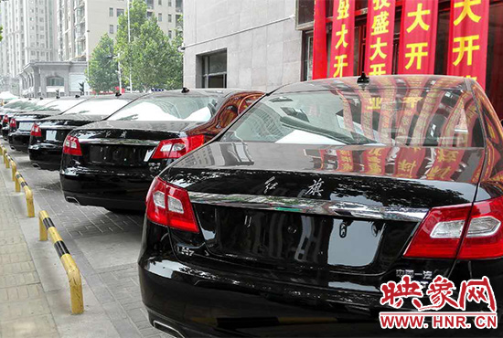 路邊一棟樓上懸掛著二三十條紅色條幅，全部是祝賀一家公司開業(yè)的。