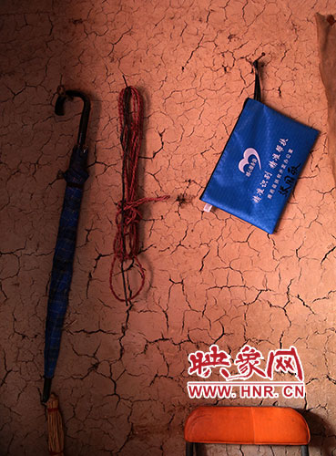 精準(zhǔn)扶貧的暖心服務(wù)袋，被張國(guó)敬掛在上墻最醒目的位置。