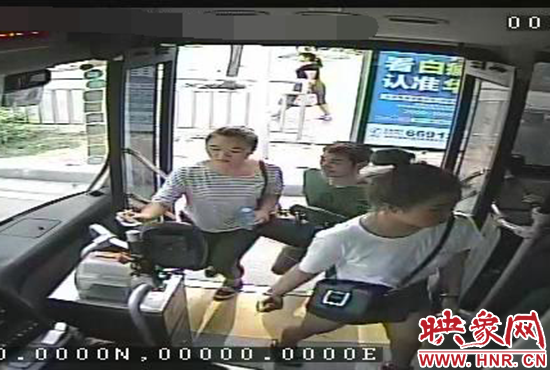 監(jiān)控顯示，竊賊偷女孩手機(jī)，公交車(chē)長(zhǎng)幫忙要回手機(jī)。