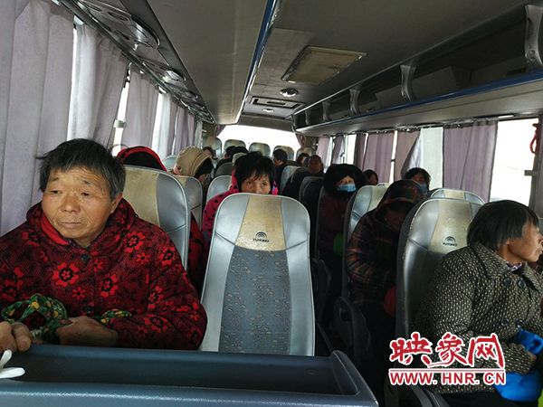 警方調(diào)來車輛，將超載人員轉(zhuǎn)運(yùn)走