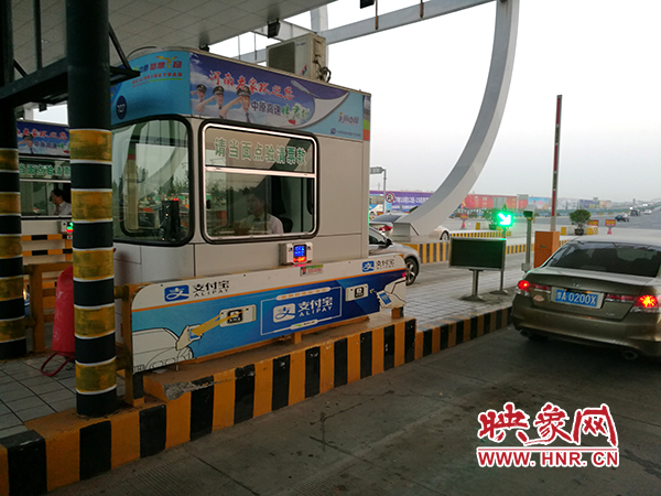 河南牽手支付寶 高速收費(fèi)站掃車(chē)牌就可自動(dòng)支付