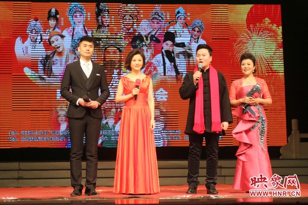 戲迷春晚主持人月陽（右二）、李亞楠（右一）、王巖（左二）、王曉凡（左一）