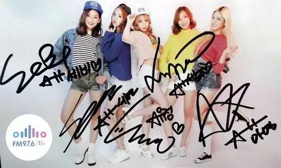 哎呦不錯(cuò)哦！路飛收到美女們的簽名照，到底中意哪一位呢？