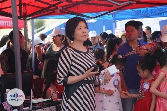 976老大木子一手手機(jī)一手對講一臉嚴(yán)肅，這是有多緊張呢？