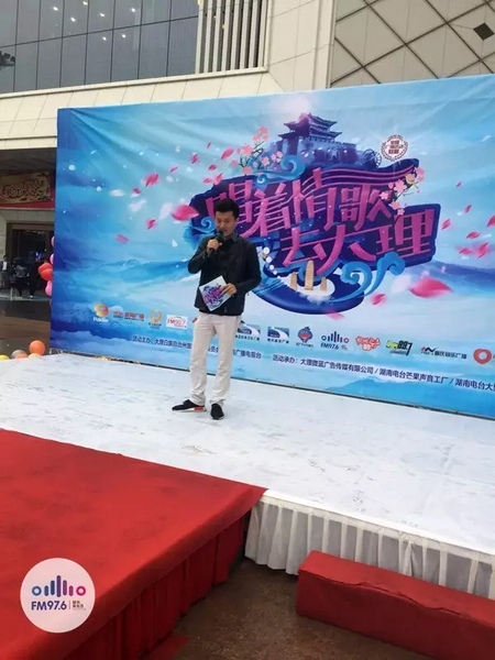 路飛冒雨主持，心中火熱的根本不需要雨傘啦！