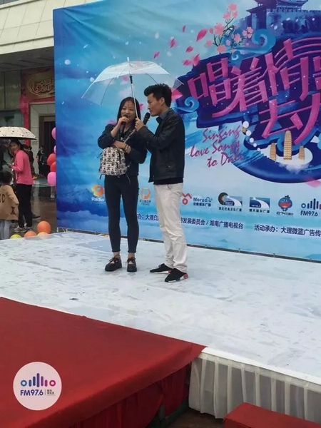 這是一位在校大學(xué)校，暗暗的喜歡純純的愛(ài)。