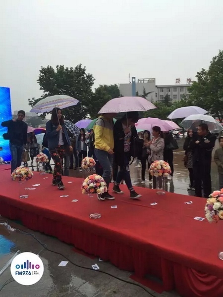 　　好友從屏幕后面走出來(lái)，他們特意從陜西、平頂山趕來(lái)為兩人送出祝福。