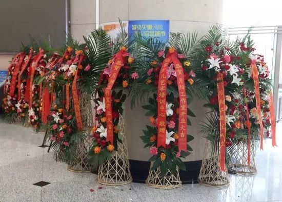 “月陽(yáng)工作室”團(tuán)隊(duì)成員、戲曲志愿者及社會(huì)各界送來(lái)的祝?；ɑ@