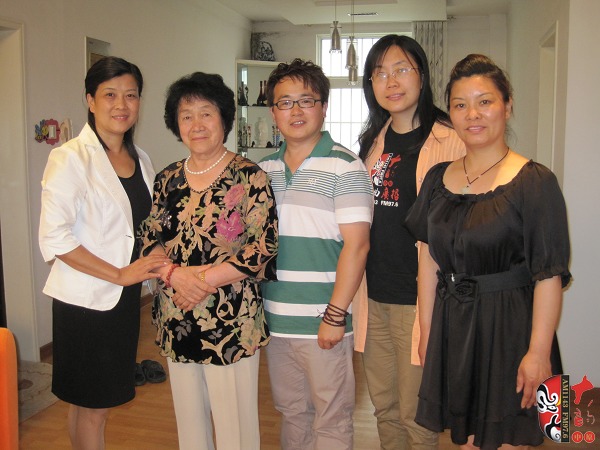 戲曲廣播記者曉雪、中國越調(diào)網(wǎng)站長郭慶璋與越調(diào)名家袁秀蓮及其徒弟合影