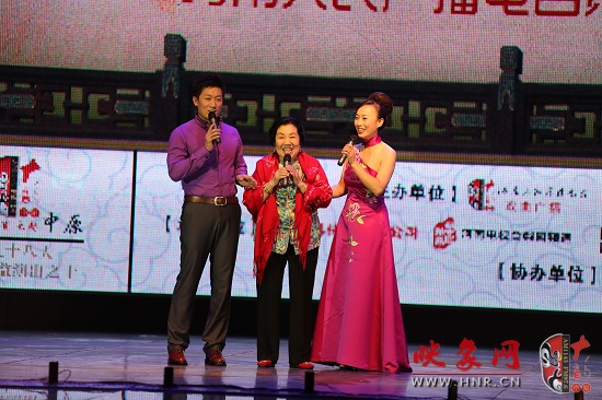 著名越調(diào)表演藝術(shù)家、越調(diào)皇后毛愛(ài)蓮（中）