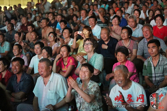 現(xiàn)場(chǎng)熱情的觀眾