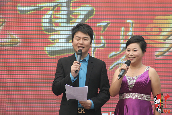 活動由著名戲曲節(jié)目主持人，河南電臺戲曲廣播當(dāng)家小生月陽（左）戲曲廣播《票友排行榜》主持人丁蘭（右）主