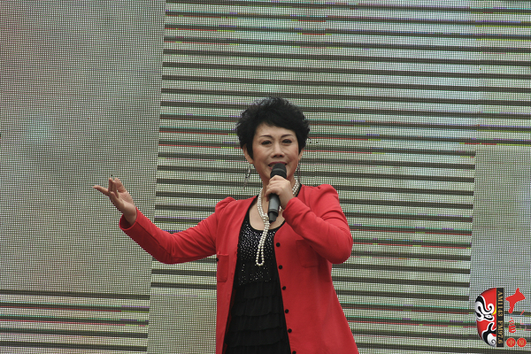 著名豫劇表演藝術(shù)家魏俊英現(xiàn)場演唱豫劇《紅菊》選段“十祝福”、《五世請纓》選段“先王爺封我是個(gè)長壽星”