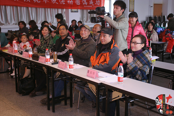 評(píng)委（左起）：河南電臺(tái)戲曲廣播《票友排行榜》河南十大名票黃立群、陜西戲曲廣播資深音樂(lè)編輯焦詠、著名黃