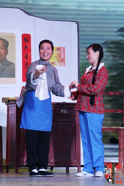 第三場，河南電臺戲曲廣播總監(jiān)木子（左）飾栓保娘，《梨園星秀場》《有你就有戲》主持人媛媛（右）飾銀環(huán)