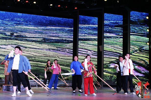 群眾勞動場面，劇中演員包含票友、專業(yè)演員、戲迷