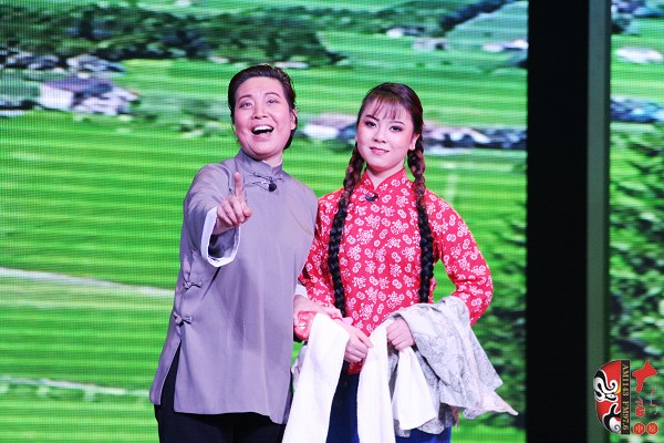 第九場，河南電臺戲曲廣播總監(jiān)木子（左）飾栓保娘，素雅青年豫劇團劉帥毅（右）飾銀環(huán)