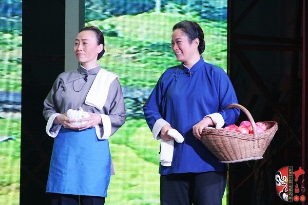 第七場，河南電臺戲曲廣播副總監(jiān)、中國播音主持金話筒獎獲得者張彤（左）飾栓保娘