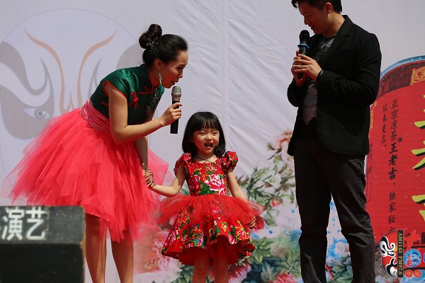 河南電視臺《梨園春》欄目年終總決賽銀獎(jiǎng)獲得者張楚怡接受主持人采訪