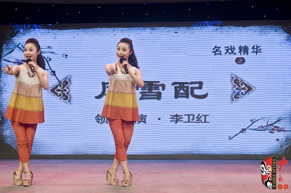 高玉明、高玉慧雙胞胎姐妹助興表演