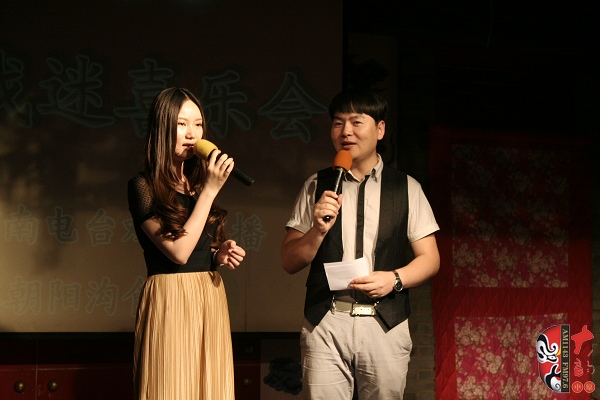 主持人：河南電臺戲曲廣播《越學越開心》主持人張琳，著名戲曲節(jié)目主持人、戲曲廣播當家小生月陽