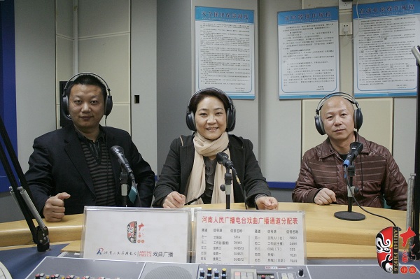 本次傳統(tǒng)古裝大戲《三哭殿》的輔導老師之一、著名越調(diào)演員李娟（中）及本次大戲的主要演員做客直播間