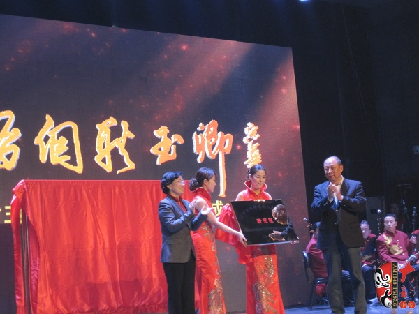 省委組織部副部長、人力資源和社會(huì)保障廳廳長楊盛道，省文化廳廳長楊麗萍為玉卿戲曲音樂藝術(shù)研究院揭牌