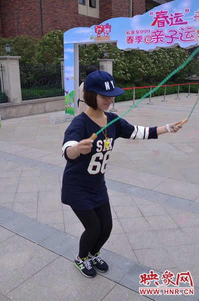 小麥也是現(xiàn)場(chǎng)玩起了跳繩，技術(shù)不錯(cuò)嘛！