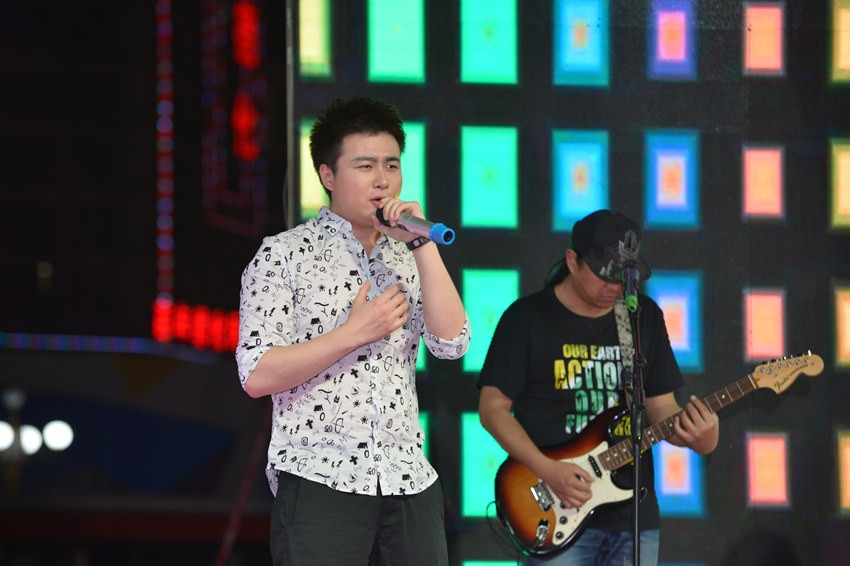 首先出場的是主播佳雨，一首《李白》，瞬間將現(xiàn)場的火熱氣氛點著。