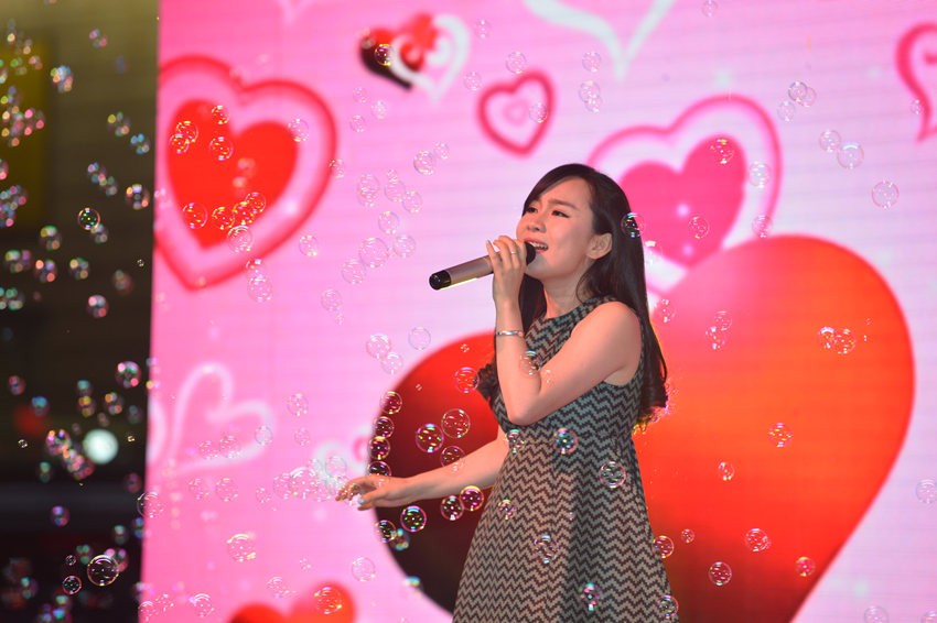 夢茹選擇了走溫情路線，《至少還有你》唱的是深情款款。