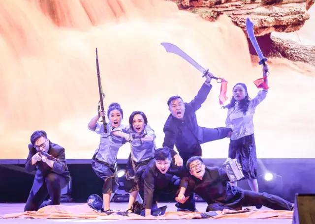 作為本場(chǎng)晚會(huì)的最后一個(gè)節(jié)目，《黃河大合唱》刷新你完全不一樣的體驗(yàn)。