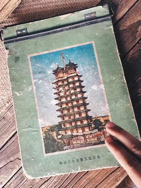 我們撫摸著鄭州的歷史，從中了解它的厚度。