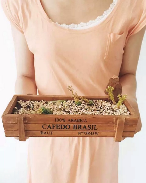 我們同時(shí)也在撫摸著希望，從中了解鄭州的生命張力。