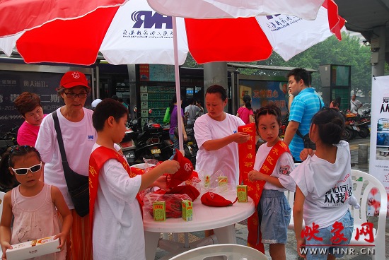 參加義賣活動的小學(xué)師生們做準備工作