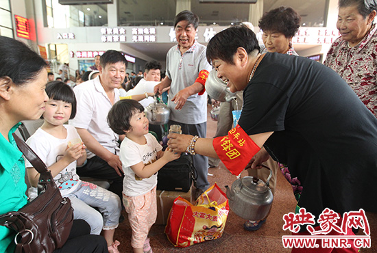 老年雷鋒團(tuán)”志愿者在候車(chē)廳為旅客送水。