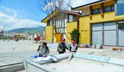 　　別墅工地，工人正在施工。