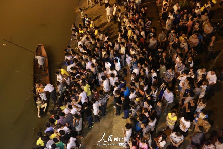 6月4日晚，湖南省婁底市二大橋跳河自殺的女子遺體被打撈上來。