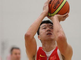 中國男籃進行首次適應(yīng)性訓練