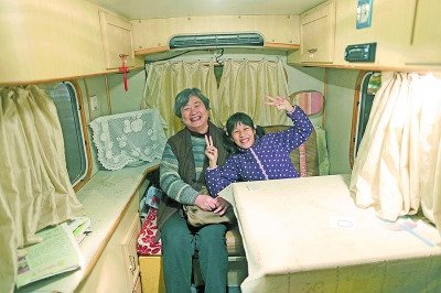  天黑了，外面風(fēng)雨交加而董怡汶坐在溫暖的房車?yán)铩? oldsrc=