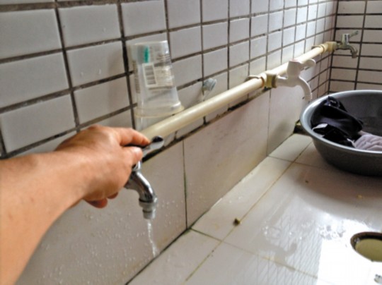 宿舍沒水學(xué)生接雨水洗澡？學(xué)校稱是學(xué)生惡作劇