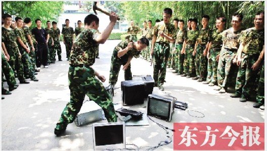 為了讓孩子表達戒除網(wǎng)癮的決心，學校組織孩子親手砸毀電腦