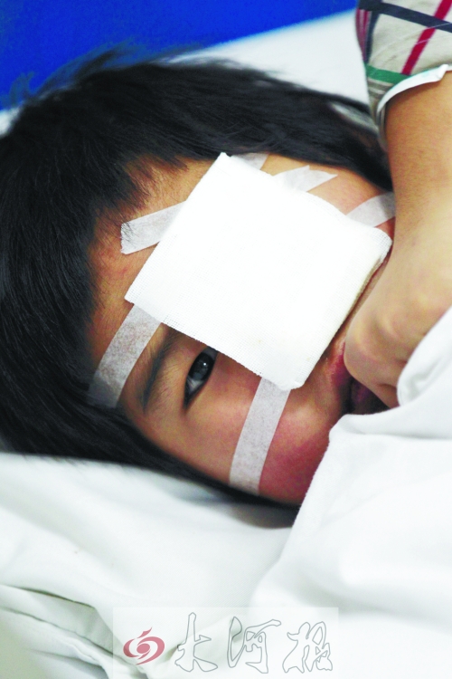 躺在病床上的小董，左眼痊愈的可能性不大