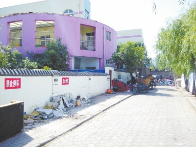 21世紀社區(qū)垃圾中轉站與小區(qū)世紀先鋒幼兒園僅一墻之隔