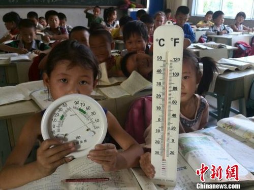 6月3日，下午四點(diǎn)，昆明市東川區(qū)因民鎮(zhèn)中心學(xué)校一年級教室溫度達(dá)到44℃