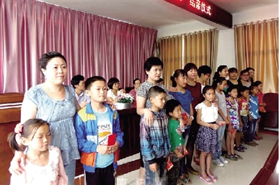 身后的“代理媽媽”，使留守兒童的身心有了依靠