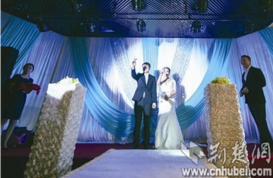 經(jīng)過執(zhí)著追求和3年戀愛，昨日，25歲的武漢小伙張巖終于娶回黑龍江姑娘張巖